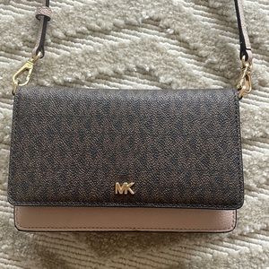 Michael Kors Jet Set Small Two-Tone Logo Smartphone Crossbody Bag